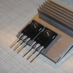 Andere Perspektive auf die neuen, angeschraubten MOSFETs. In der Vergrößerung ist der Typ zu erkennen.