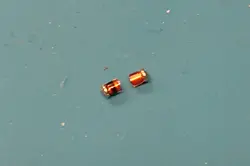 Die von D11 abgelötete Diode, in der Mitte durchgebrochen!