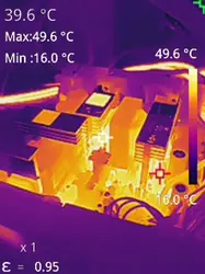 Wärmebild des Netzteils nach der Reparatur. Die MOSFETs sind diesmal bei ca. 40 °C, während die heißeste Stelle an den Gleichrichterdioden ist (ca. 50 °C).