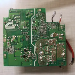 Die Hauptplatine von unten. Die MOSFETs sind ausgelötet und der Kühlkörper entfernt.