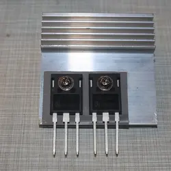 Die neuen MOSFETs, auf dem Kühlkörper ausgerichtet und festgeschraubt.